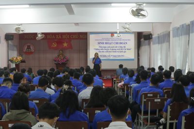 Chi đoàn Trung tâm GDTX, Ngoại ngữ, Tin học tỉnh Đắk Nông tổ chức sinh hoạt, thảo luận về các cuốn cách viết về Bác Hồ tháng 5/2022